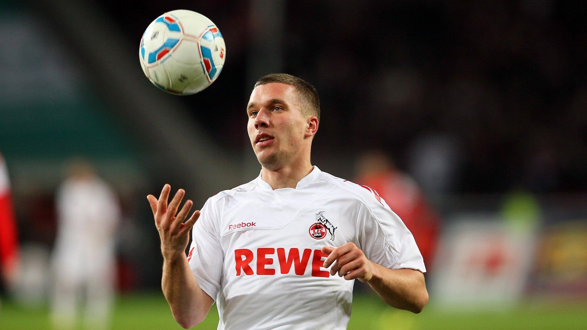 新闻发布！球队重要轮换球员受伤，需调整战术，球队换人