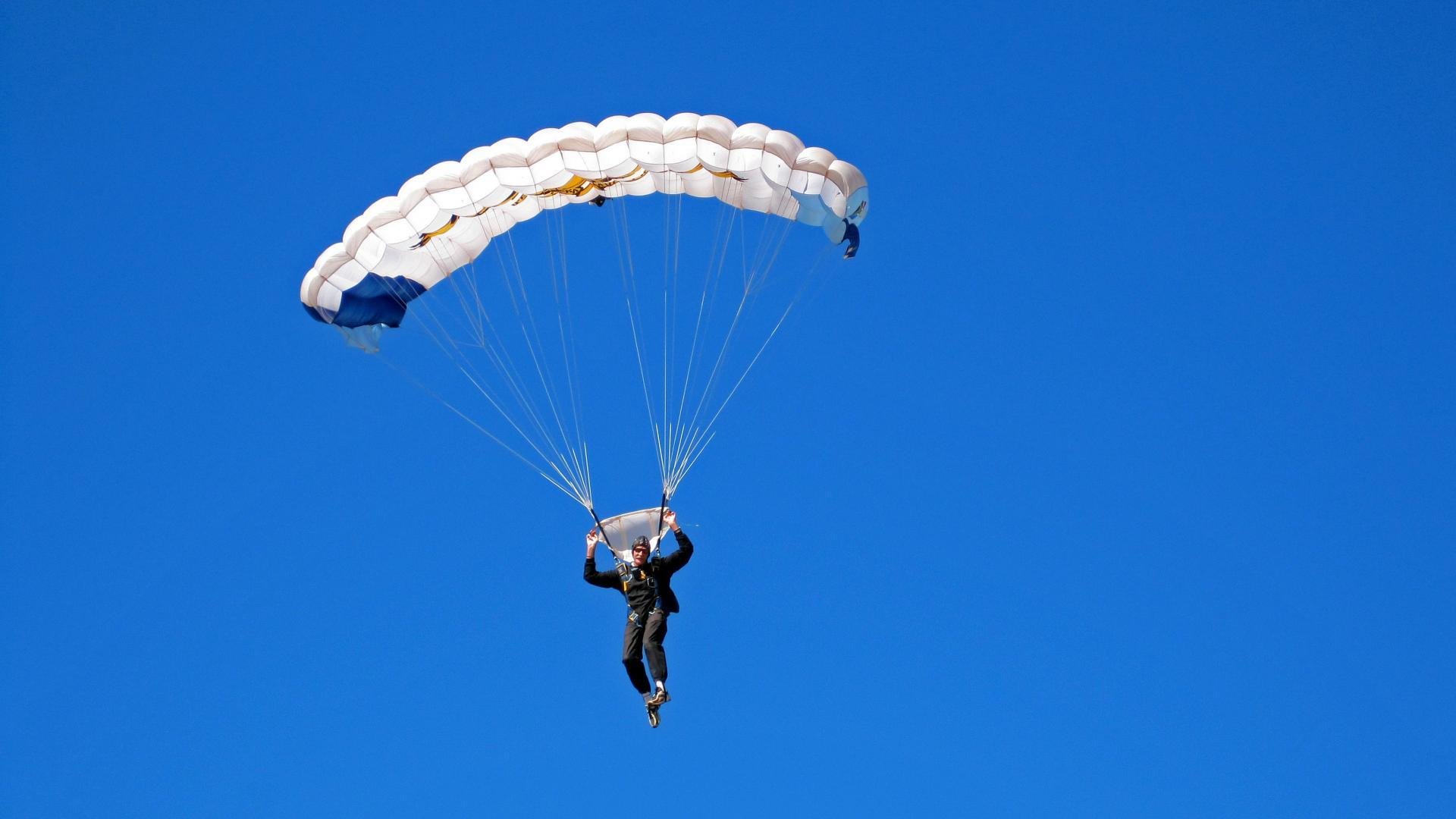 西班牙骑手何塞·玛丽亚·拉罗卡在比利时布鲁塞尔Stephex Masters大奖赛中夺得冠军，成为50年来首位获此殊荣的西班牙骑手。