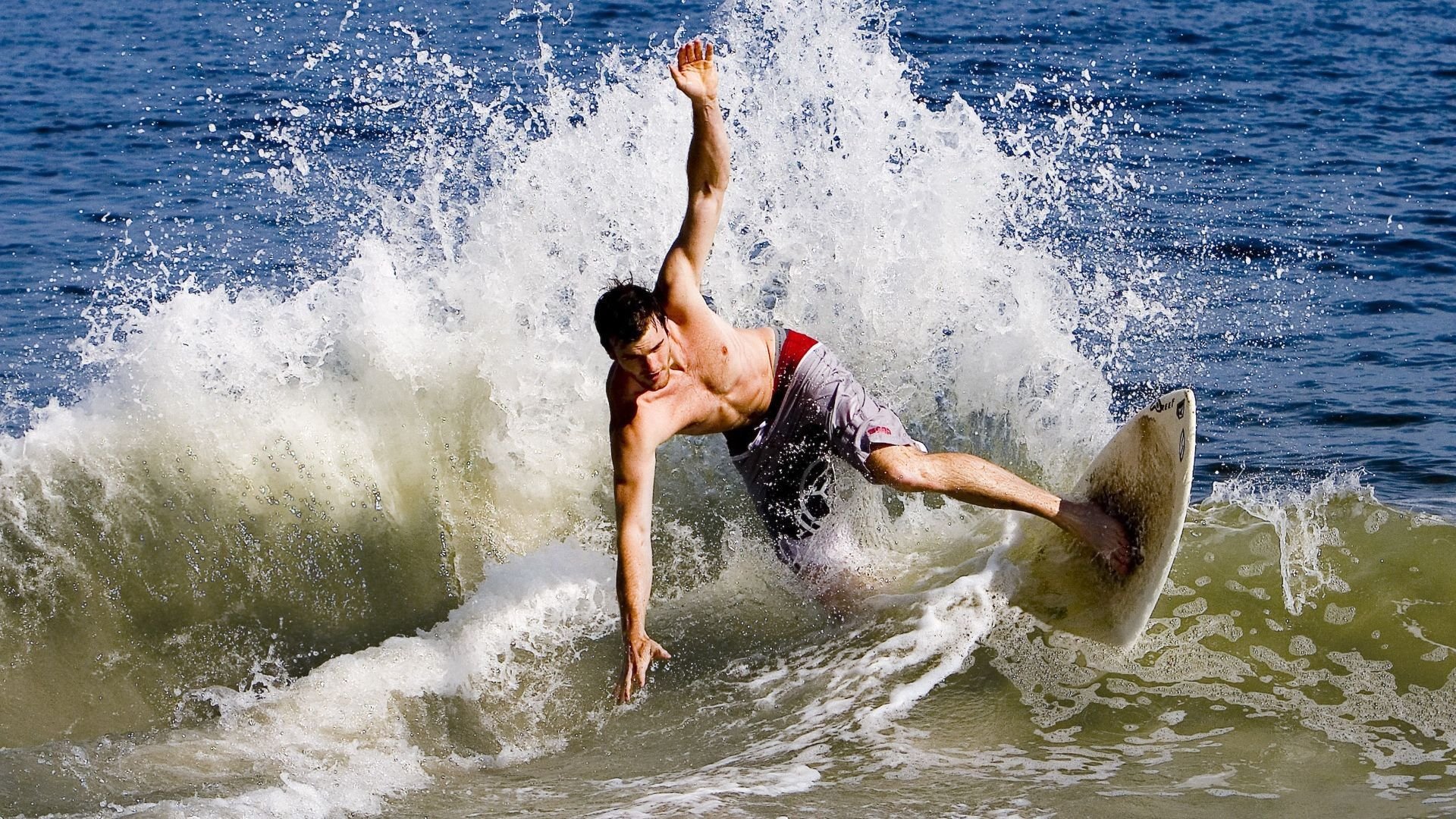 爱游戏下载-青岛男篮球员训练积极认真，青岛男蓝队员名单